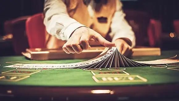 Tampilan multi-meja Live Casino TRO303 di layar smartphone dan desktop